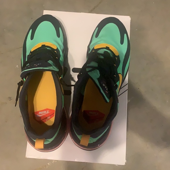 Air Max 270 React - Picture 3 of 4